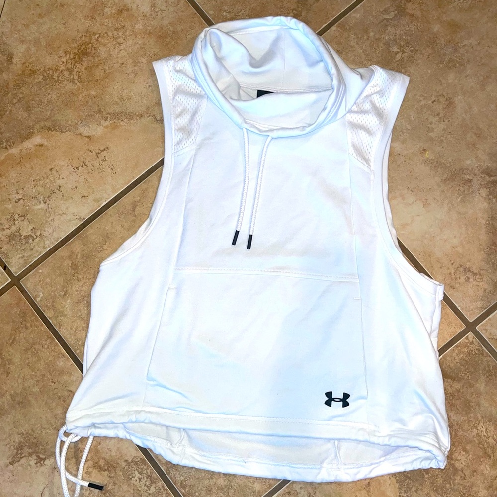 Under Armor bright white workout top size Medium loose fitting can tie to a crop
